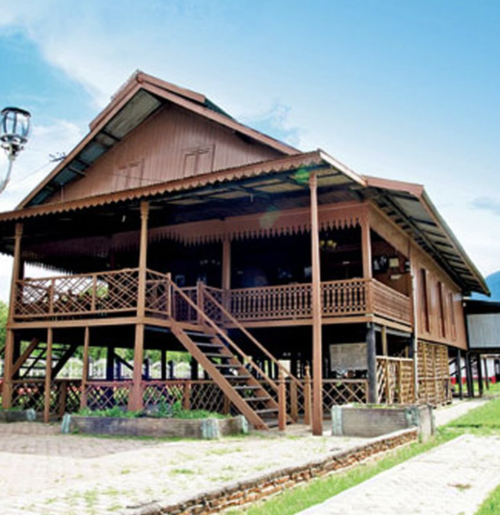 Rumah Adat Souraja | Bobo.Grid.ID