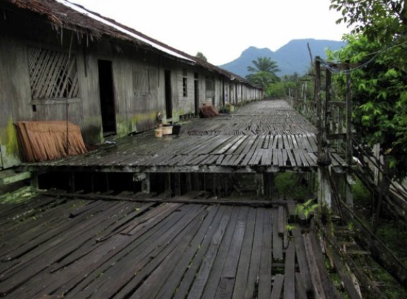 Nampak luar Rumah Adat Bentang Panjang | Kemendikbud.go.id