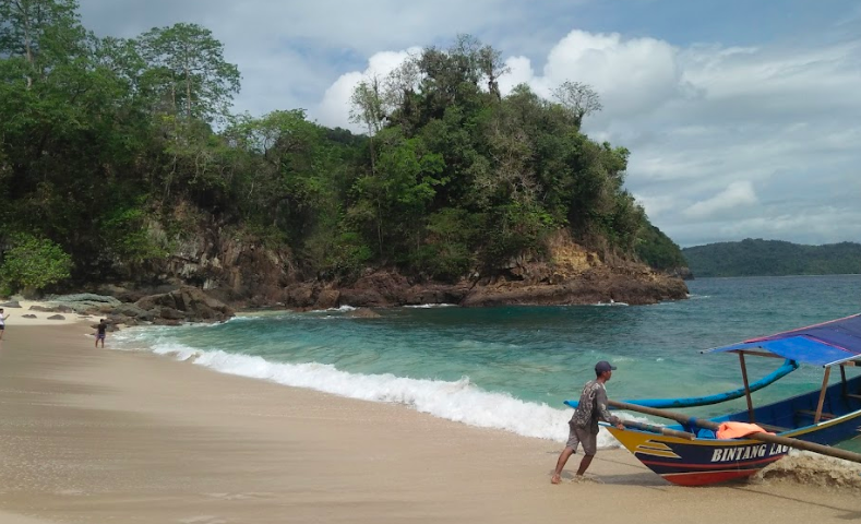 pantai teluk hijau banyuwangi