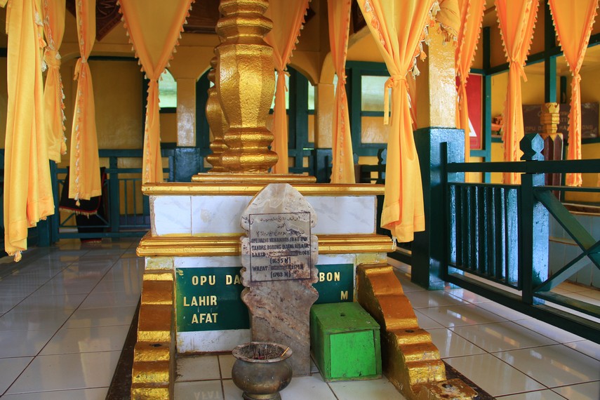 Makam Opu Daeng Manambon,Raja pertama Kerajaan Mempawah (https://indonesiakaya.com/pustaka-indonesia/napak-tilas-di-makam-opu-daeng-menambon/)