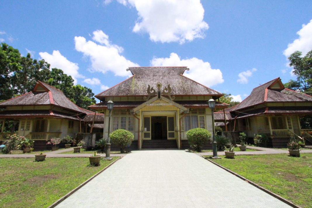 Keraton Sambas (https://kebudayaan.kemdikbud.go.id/bpcbkaltim/konservasi-keraton-sambas-kalimantan-barat/)