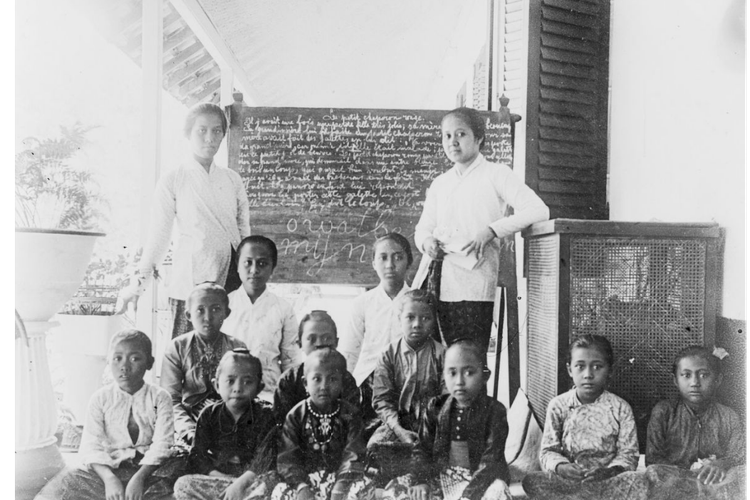 Foto Kartini dan adik-adiknya Roekmini, Kartinah dan Soemarti sebagai guru