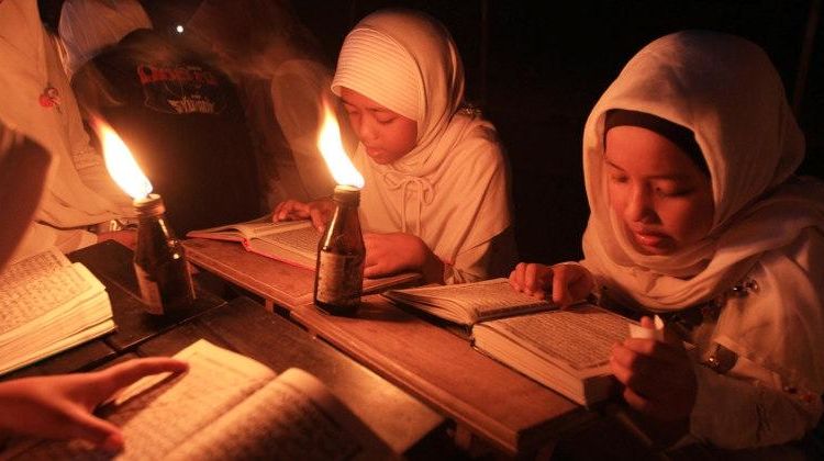 Ilustrasi anak-anak sedang mengaji. Foto: www.hipwee.com