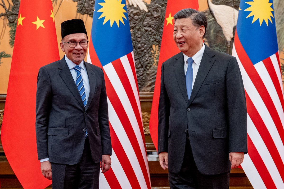 Anwar Ibrahim dan Xi Jinping beberapa hari lalu di Beijing | sumber: Twitter Anwar Ibrahim