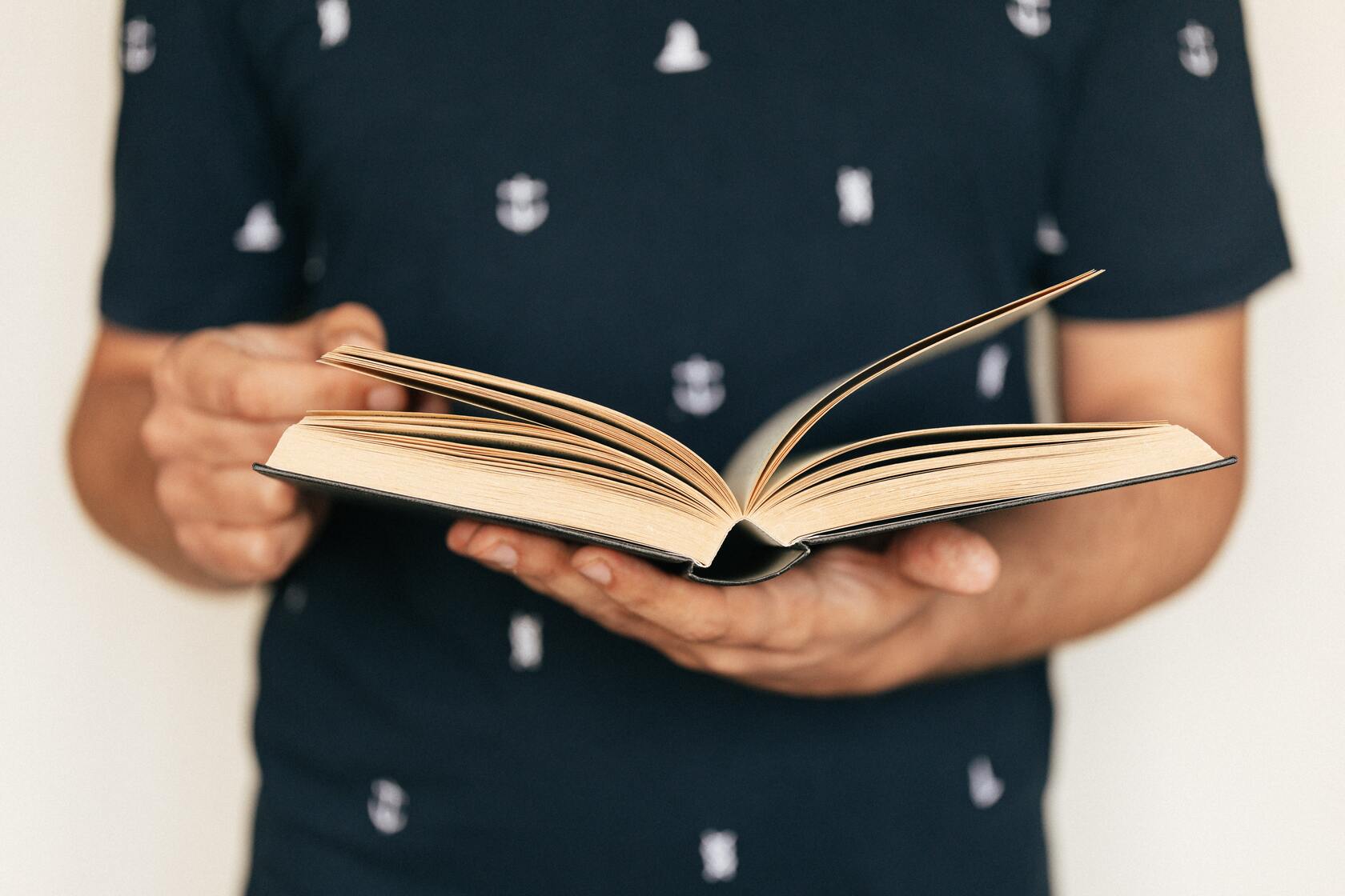 Ilustrasi membaca buku | Sumber : Pexels (Karolina Grabowska)