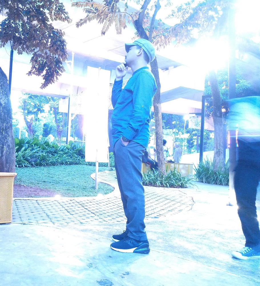 Salah satu penyair muda di Blok M sedang mencari inspirasi. Foto: Angiola Harry