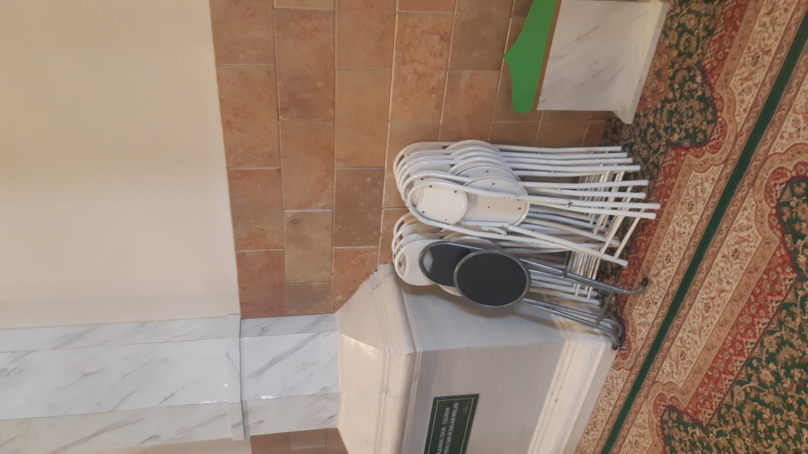 Kursi dan Plang Penanda Salat © Dokumentasi Pribadi 2023