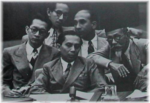 Haji Agus Salim dan kawan Foto: INSIST