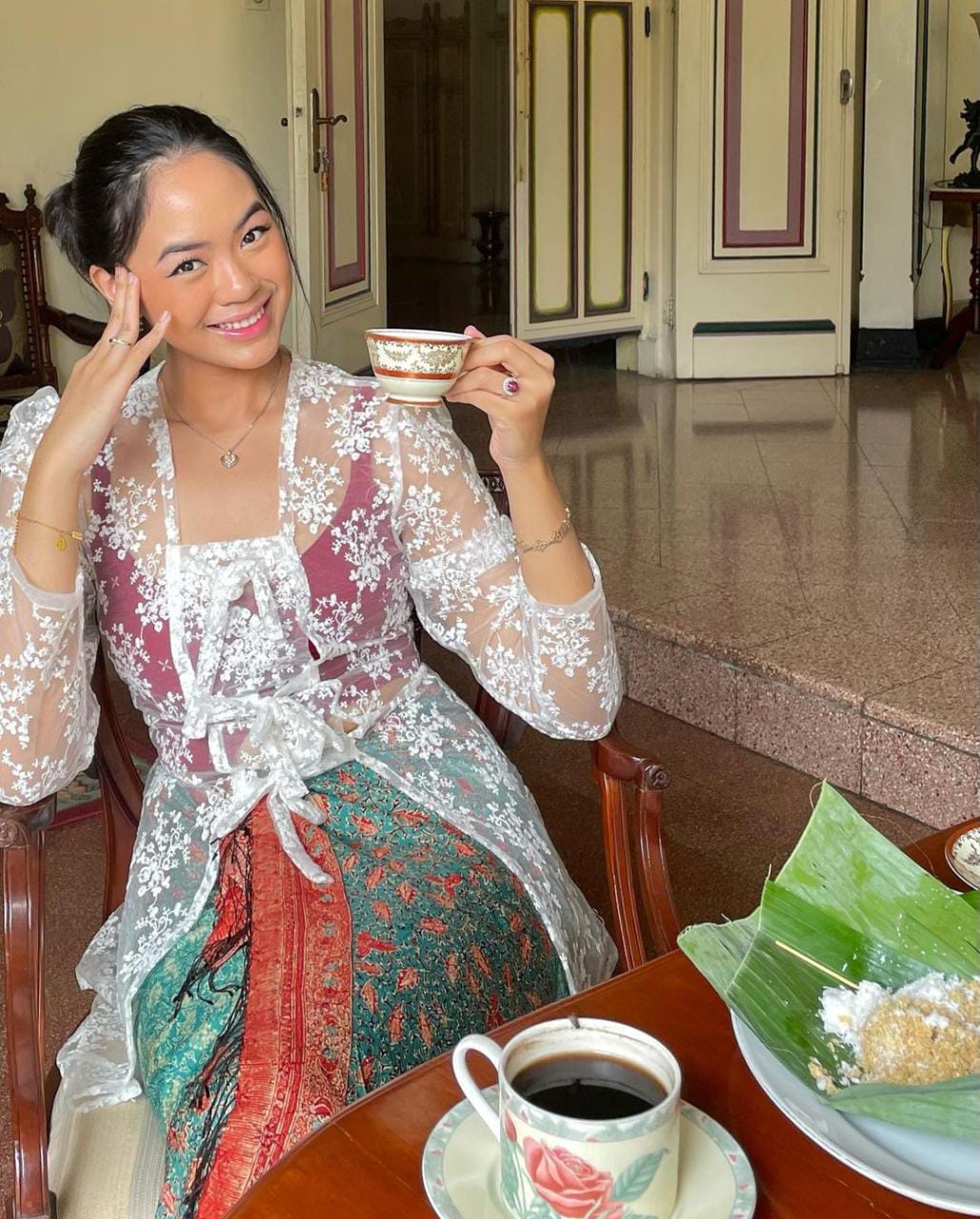 Rania dengan busana khas kebaya yang diunggah pada akun Instagram pribadinya @raniaayamin