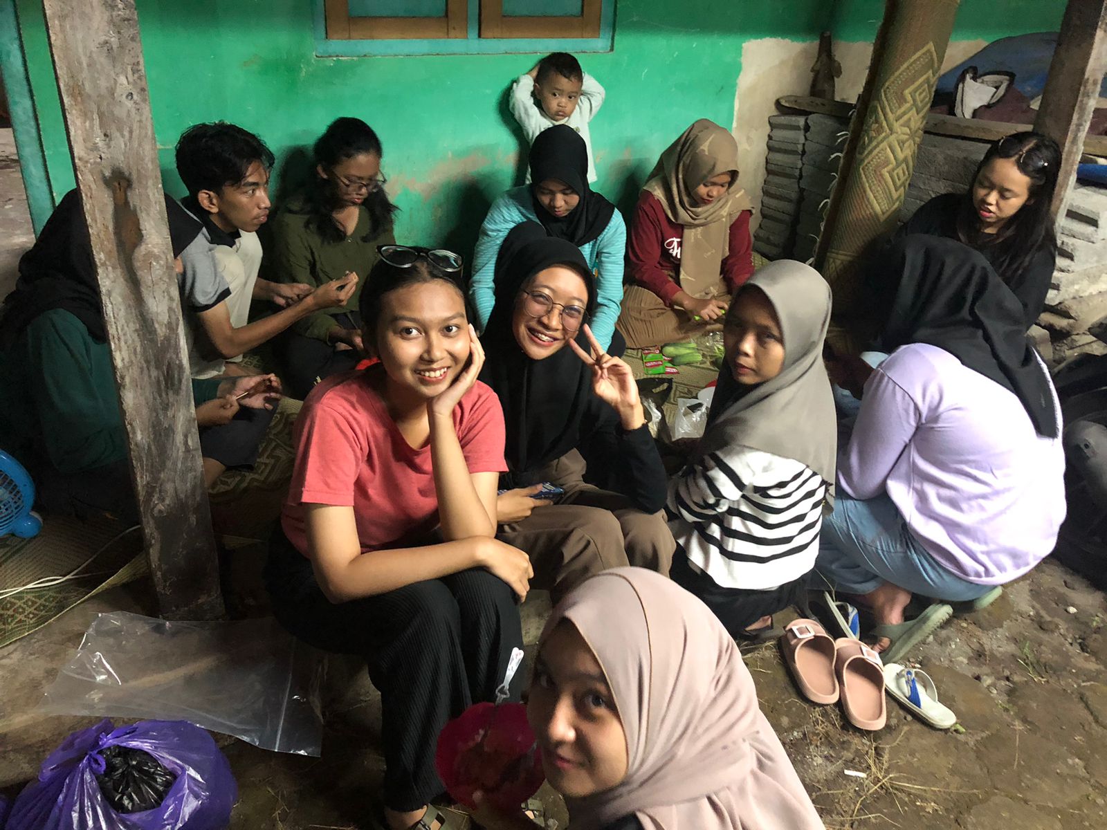 Malam Keakraban Mahasiswa Pelaksana KKN dengan Karang Taruna Dukuh Soka Wetan | Sumber: dokumentasi pribadi
