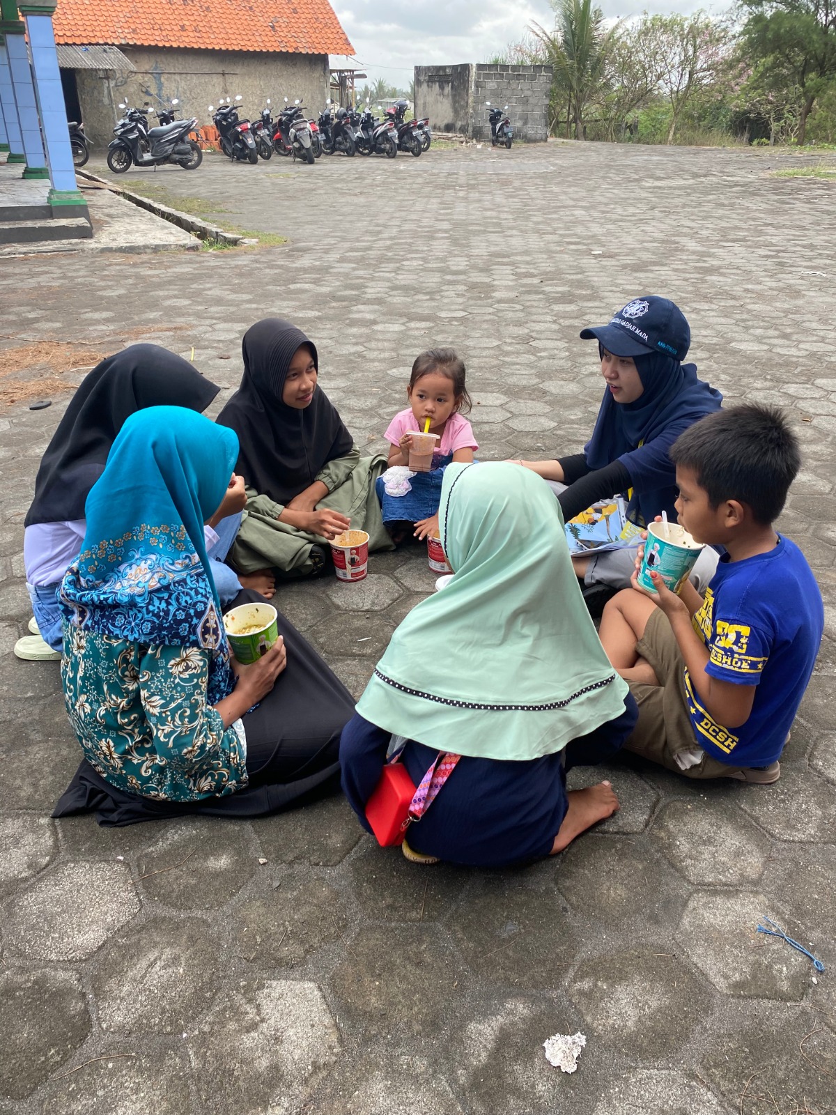 Edukasi mengenai pentingnya kebersihan pantai