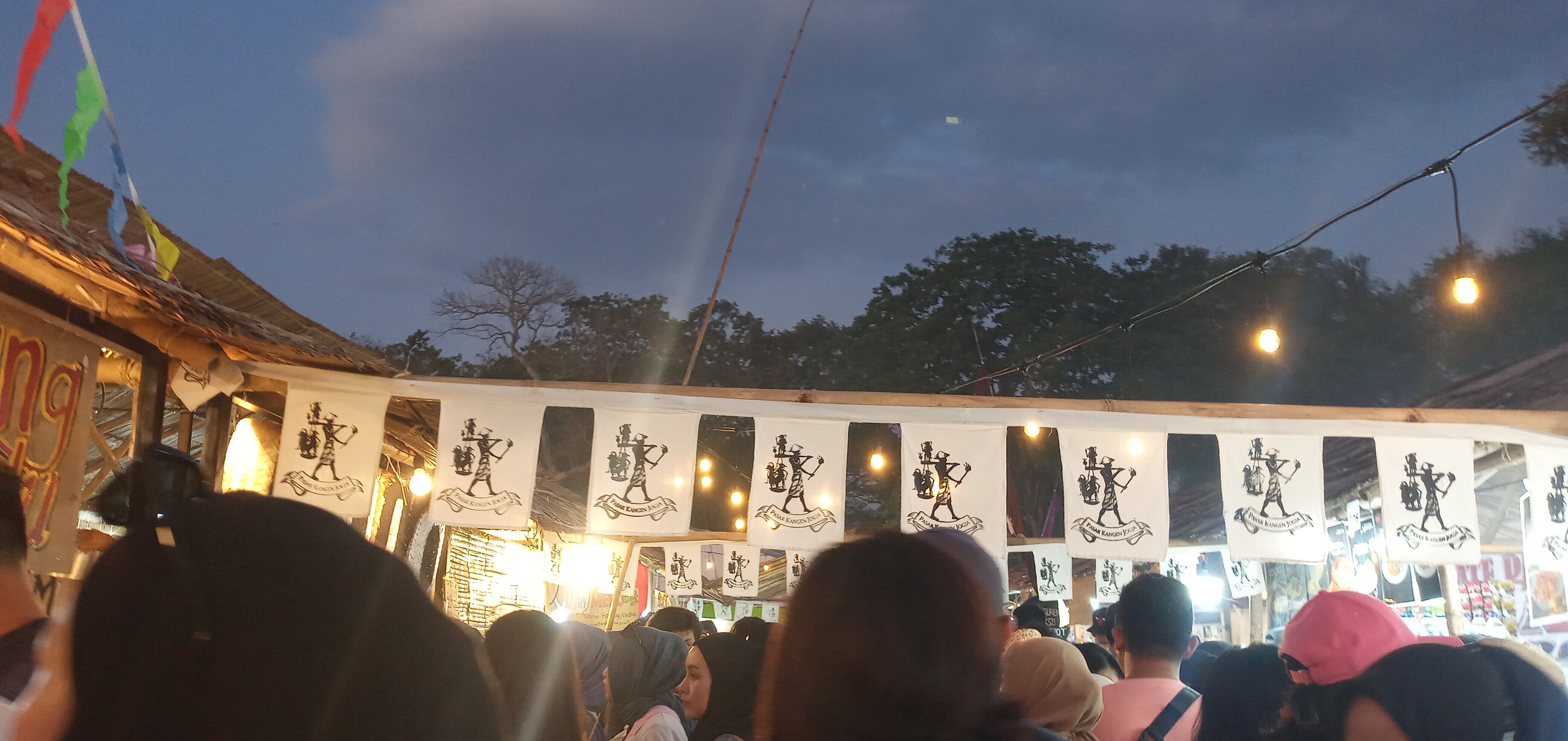 Logo Pasar Kangen turut jadi penunjang dekorasi. | Foto: Dokumen Pribadi
