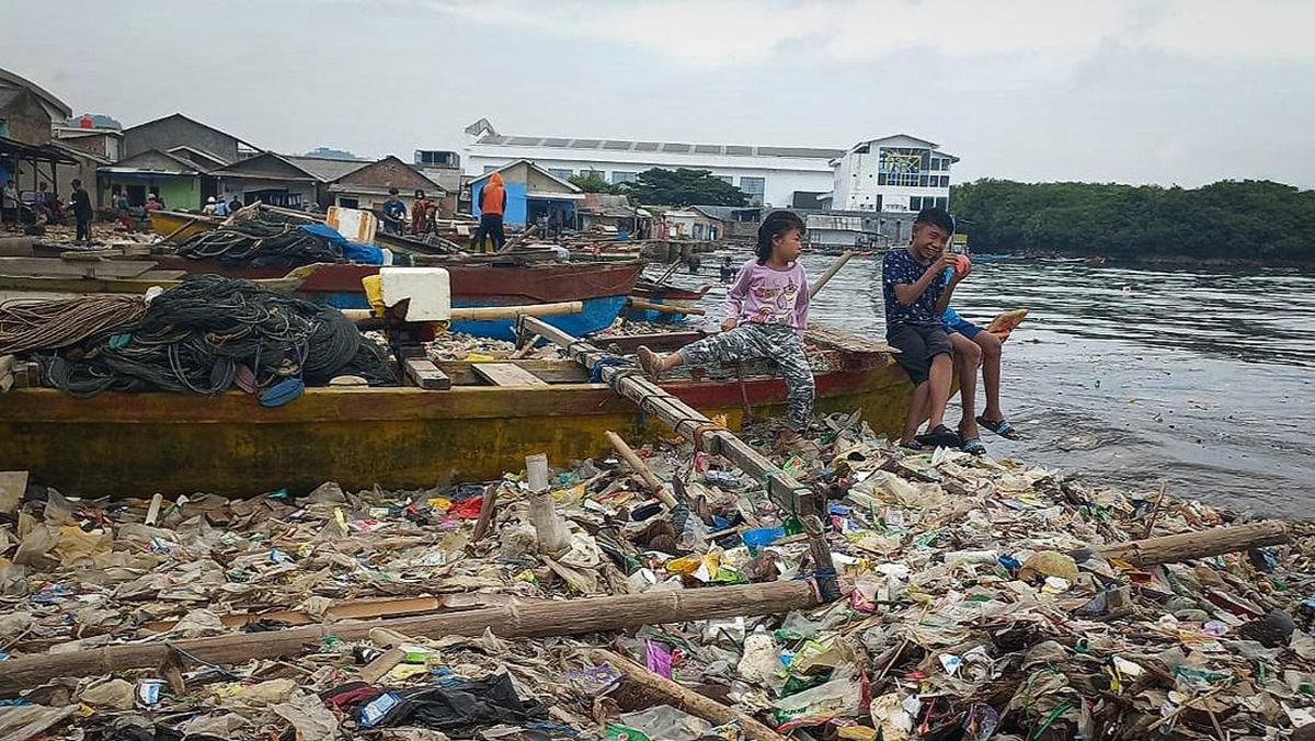 Kondisi Pantai Sukaraja sebelum ada aksi pembersihan. | Foto: Detik.com