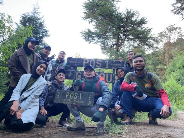 KKN UGM melakukan pendakian ke Gunung Prau | Sumber: Dokumentasi pribadi