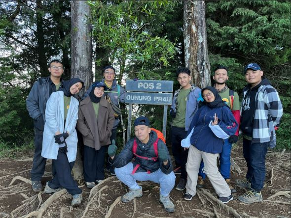 KKN UGM berpose di salah satu pos pendakian Gunung Prau | Sumber: Dokumentasi pribadi