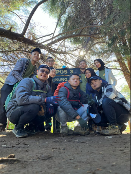 KKN UGM melakukan pendakian ke Gunung Prau | Sumber: Dokumentasi pribadi