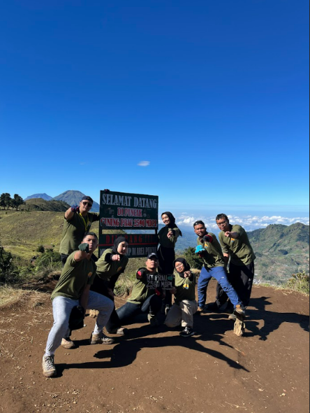 KKN UGM berpose di puncak pendakian Gunung Prau | Sumber: Dokumentasi pribadi