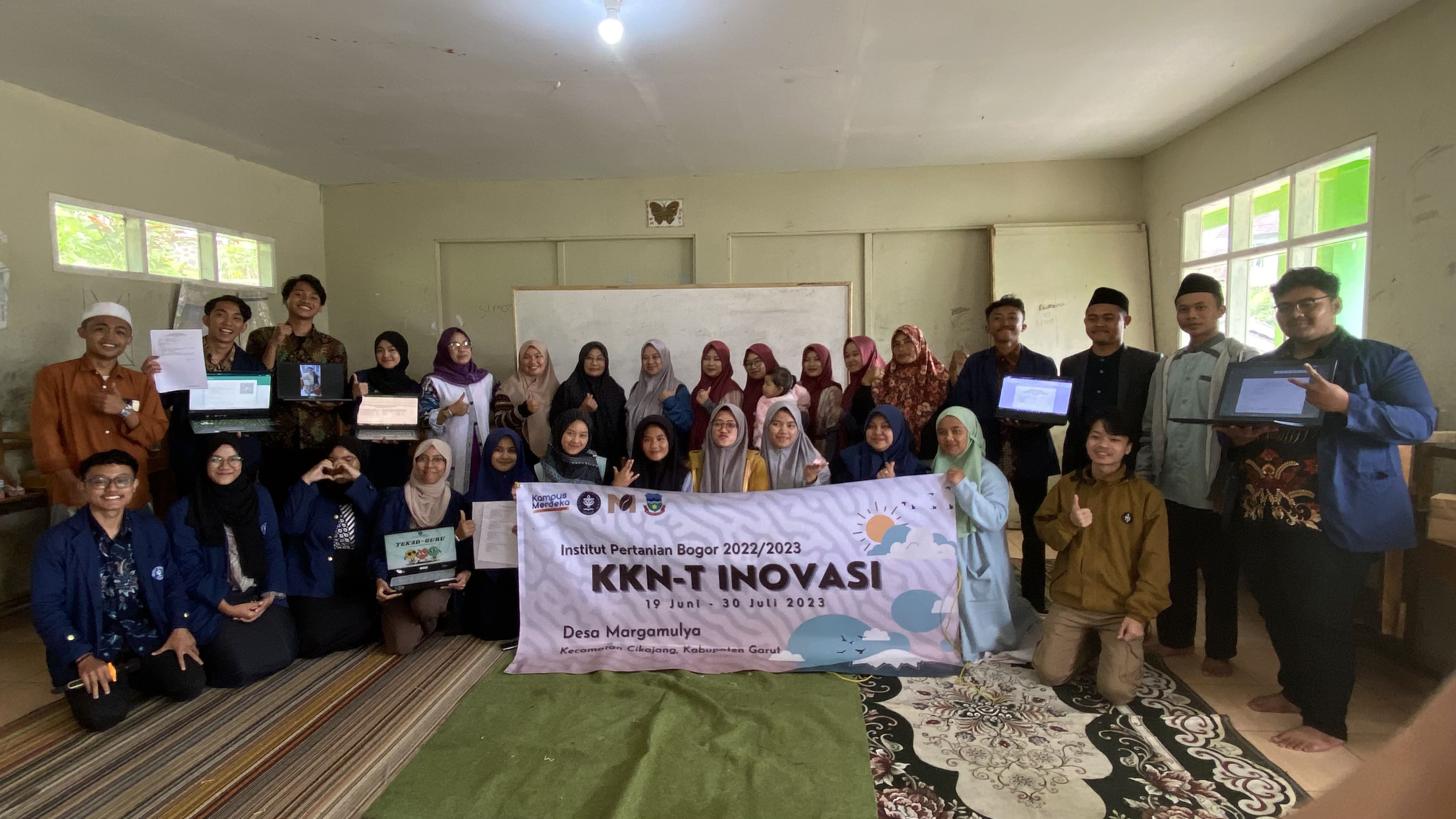 KKN-T Inovasi IPB University sedang berfoto bersama peserta TEKAD | Sumber: dokumentasi pribadi