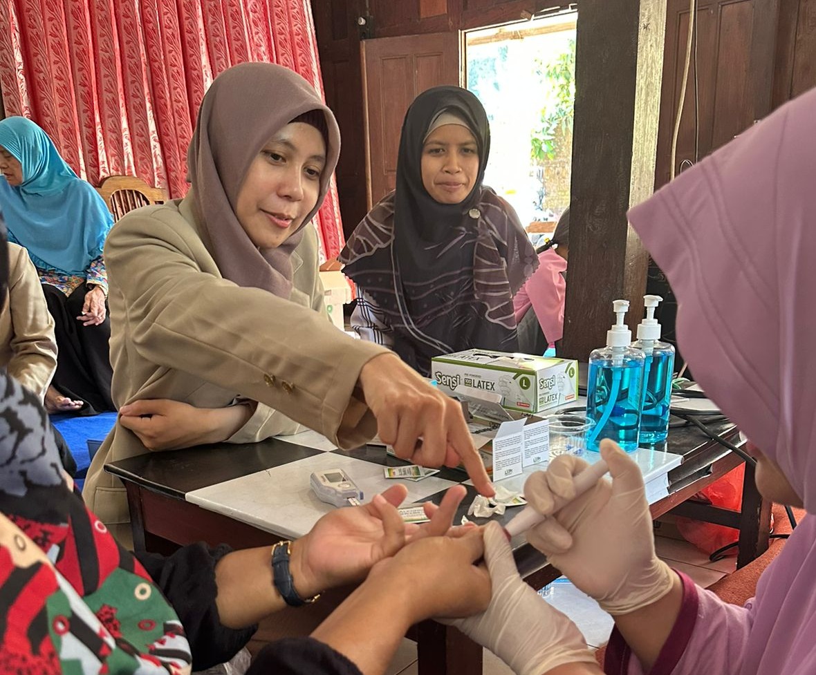 Praktek Penggunaan Alat POCT oleh Kader Kesehatan Kadisono
