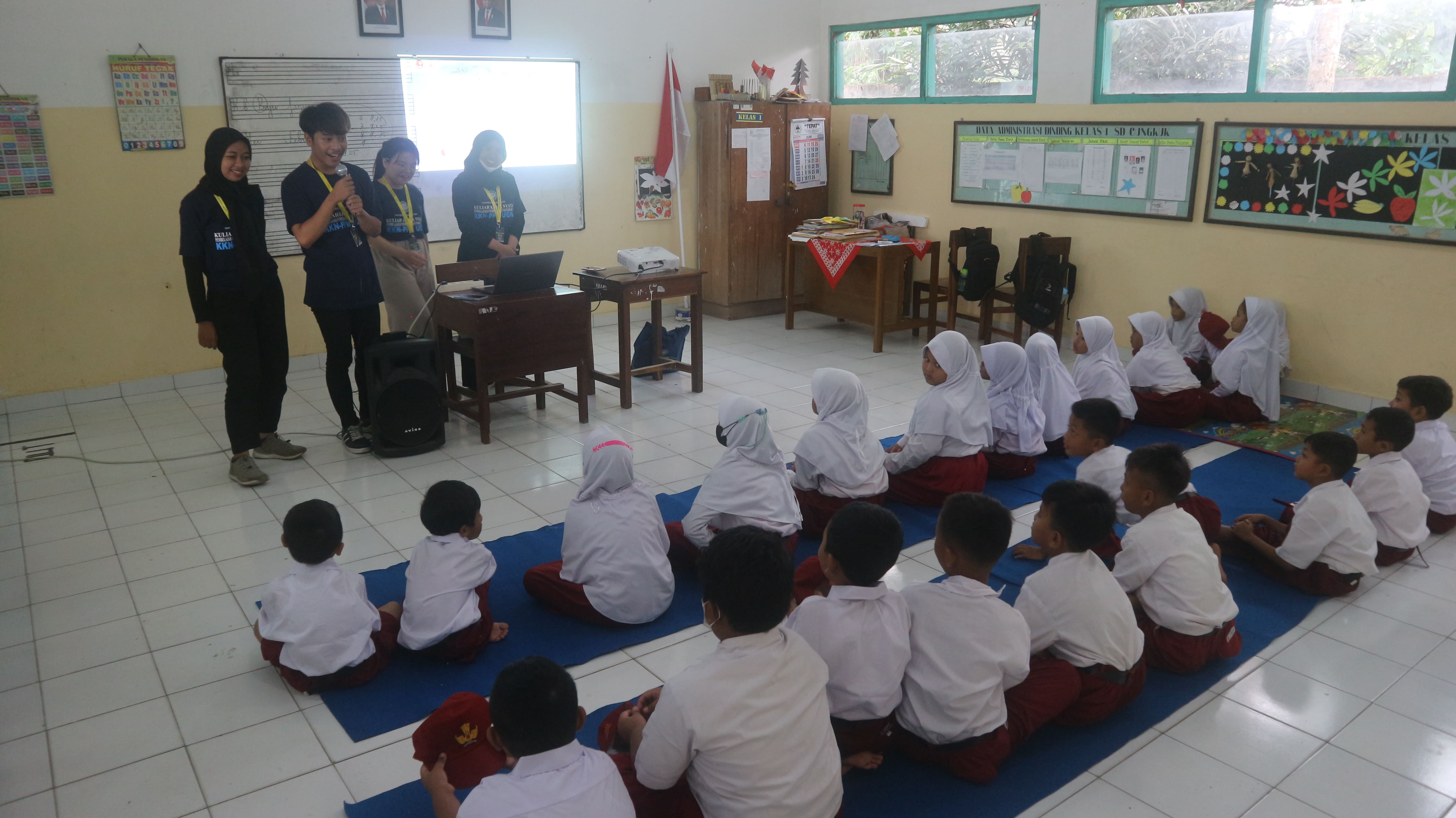 Penyuluhan dan Bermain Flash Cards di Kelas 1 -3 © Laura Christiani