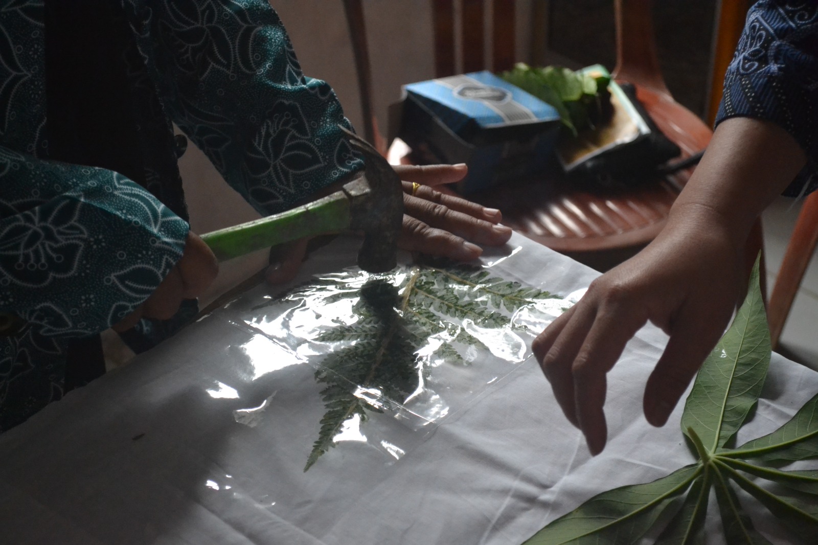 Ibu-ibu PKK mempraktikkan ecoprint