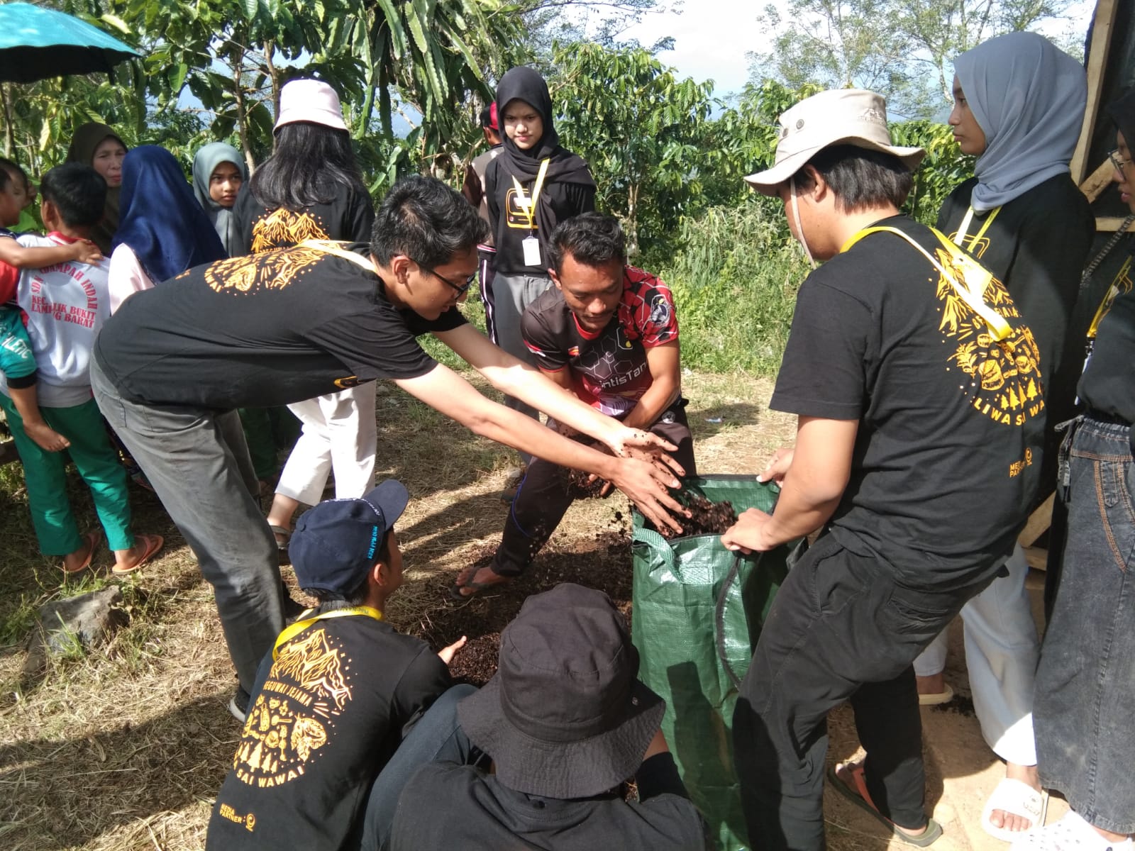 Anggota kelompok tani mempraktikkan pembuatan pupuk kompos sesuai sosialisasi tim KKN-PPM UGM