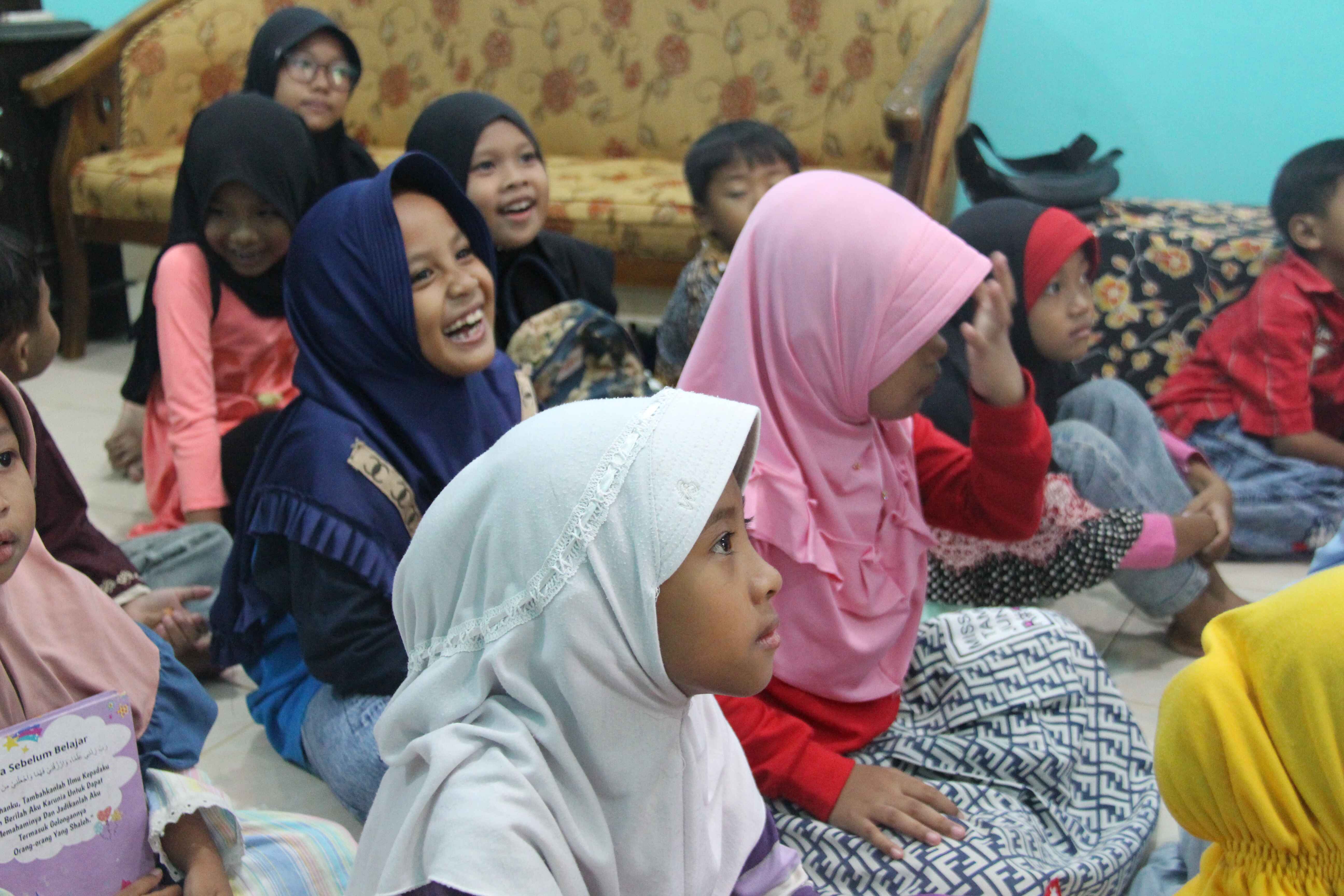 Anak-anak menyimak penjelasan pohon cokelat dan sosialisasi kesehatan gigi