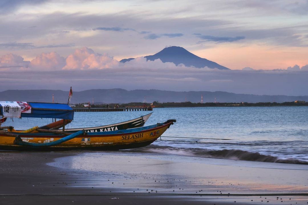 Pemandangan Pantai Teluk Penyu menuju Gunung Slamet By @joyohatiman