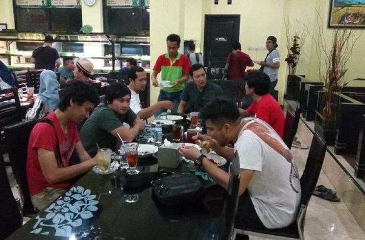 Personel Sheila On 7 makan bersama setelah manggung. | Foto: MataMata.com