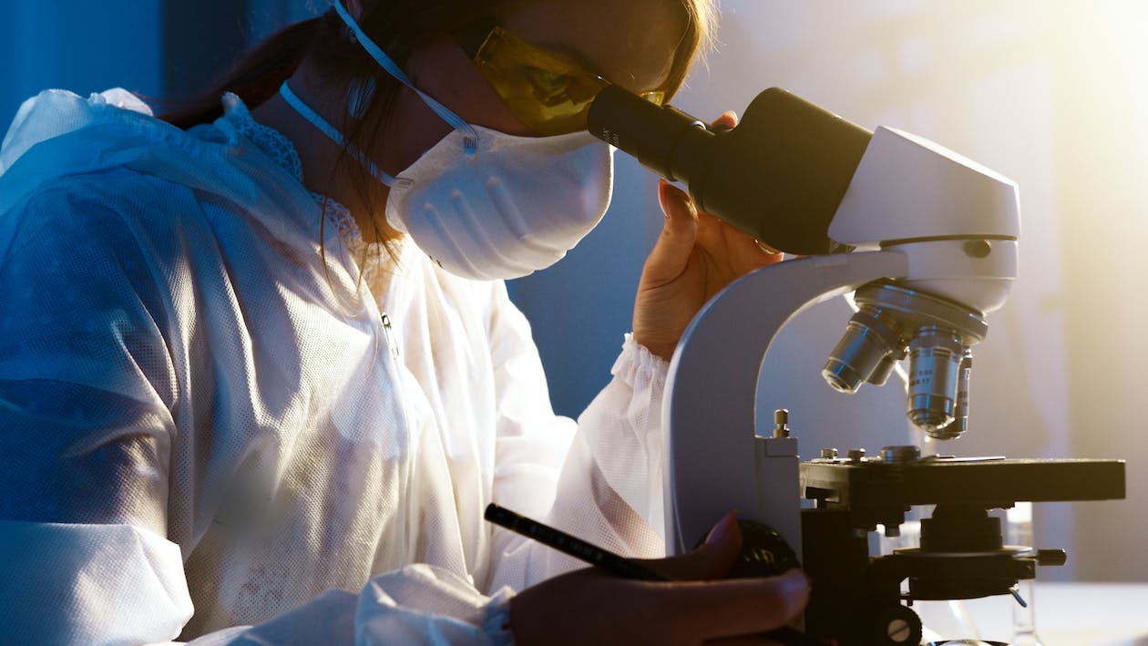 Ilustrasi Meneliti Biodiesel B30 | pexels.com/Artem Podrez