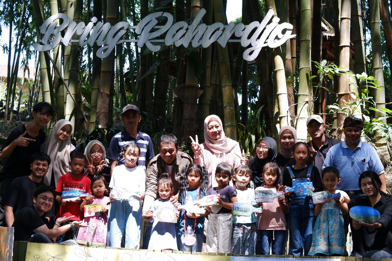 Bapak dan Ibu Kepala Desa Junrejo; Andi Faizal Hasan dan Wiwik Widyastuti S.Sos, M.M turut menghadiri Bring Creative
