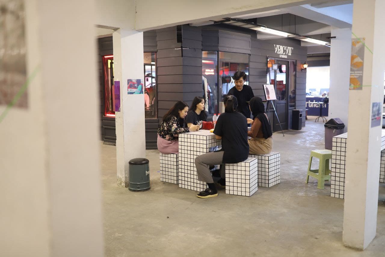 Sekumpulan anak muda sedang nonkrong di The Hallway | Sumber foto: Bandung.go.id