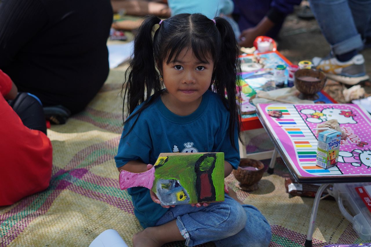 Anak-anak dari Desa Jeding menikmati proses melukis di atas talenan kayu | Sumber: dokumentasi pribadi