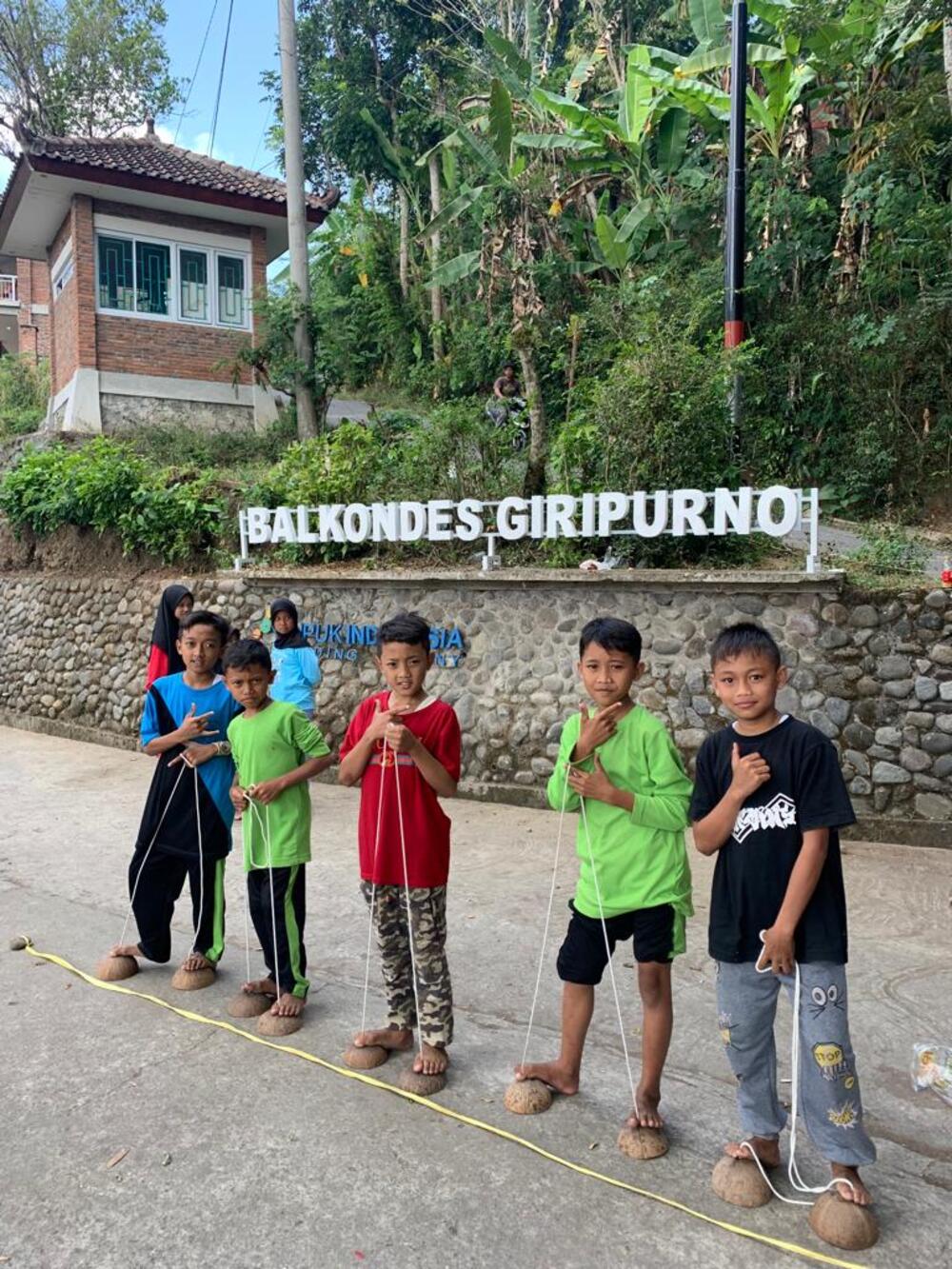 Anak SDN Giripurno 1 dan SDN Giripurno 2 sedang mengikuti lomba Egrang Bathok © Tim KKN-PPMUGM JT-162