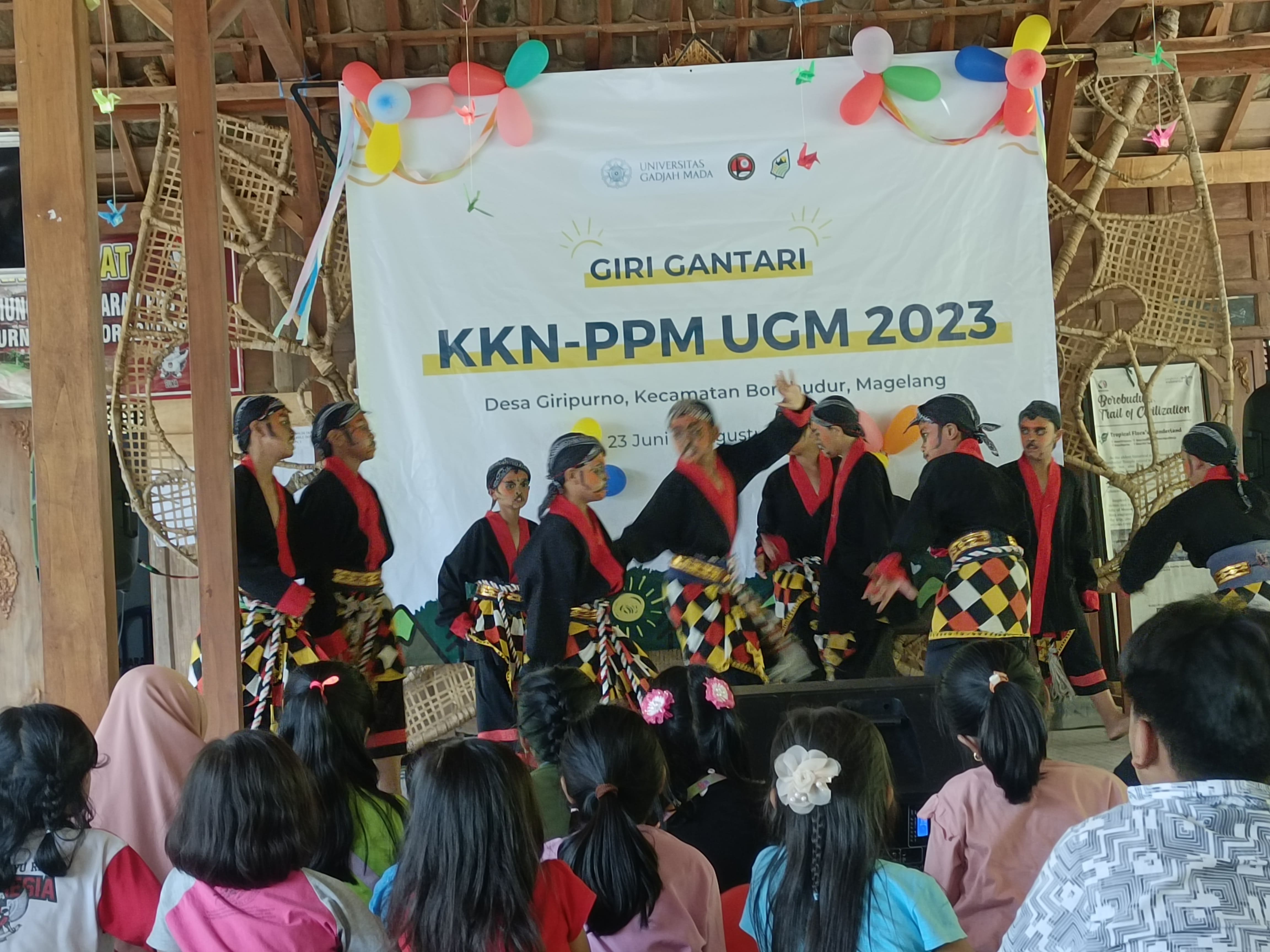 Anak-Anak SDN Giripurno 2 Sedang Mementaskan Kesenian Warok di Acara Hari Anak © Tim KKN-PPMUGM JT-162