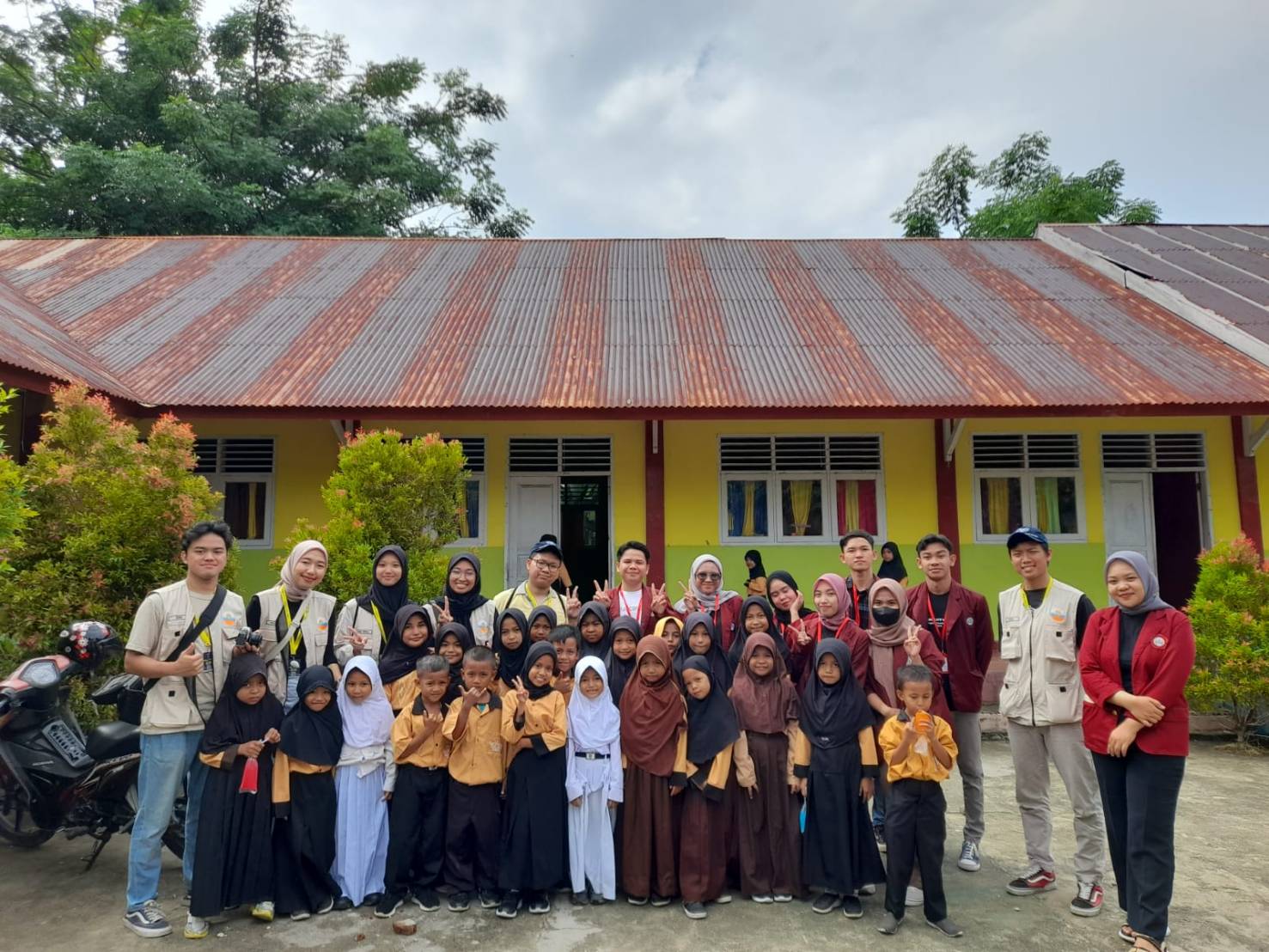 Mahasiswa KKN-PPM UGM berkolaborasi dengan sekolah-sekolah di lokasi penempatan | Sumber: Ufaira Rafifa Huda