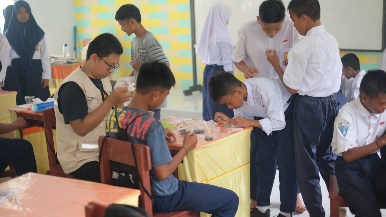Kelas prakarya kalung resin di SMPN 4 Batudaa Pantai bersama mahasiswa KKN-PPM UGM | Sumber: Ufaira Rafifa Huda