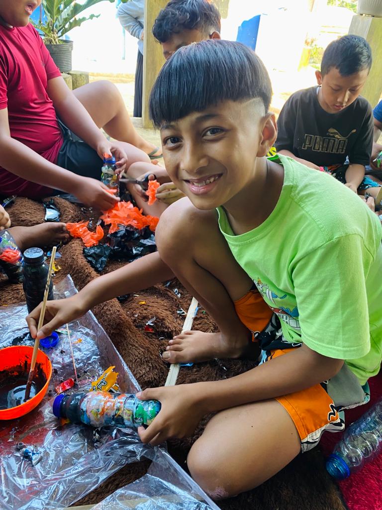 Keceriaan anak-anak peserta pelatihan membuat ecobrick | Sumber