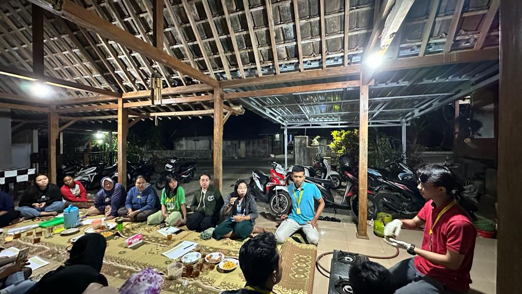 Berdiskusi dengan warga terkait keunggulan dari VCO serta lilin aromaterapi yang akan dibuat l Foto: Dokumentasi Pribadi