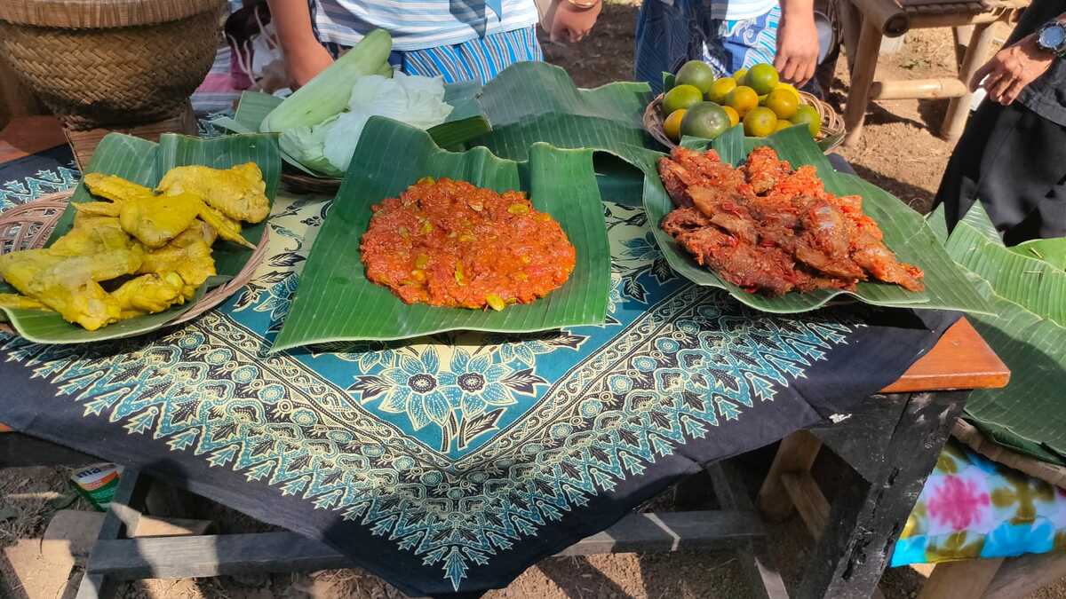 Aneka macam makanan dan sambal yang disajikan dalam acara Pasar Budaya desa Giritengah © KKN-PPM UGM JT-162