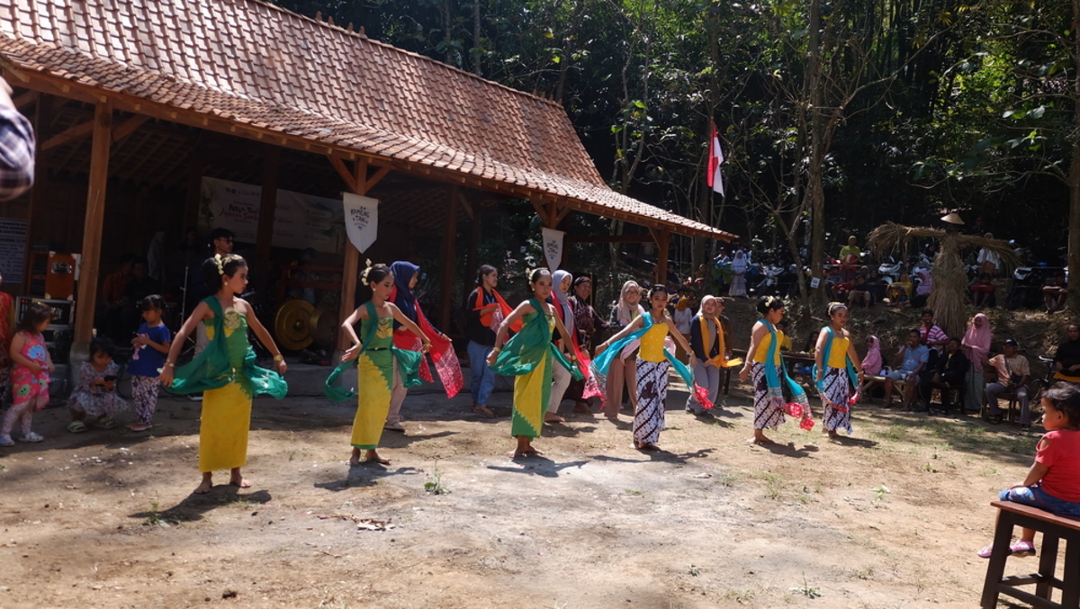 Kesenian Tari Gambyong dari Kelompok Seni Abhinaya dan Mahasiswa KKN-PPM UGM 2023 © Eksotika Desa