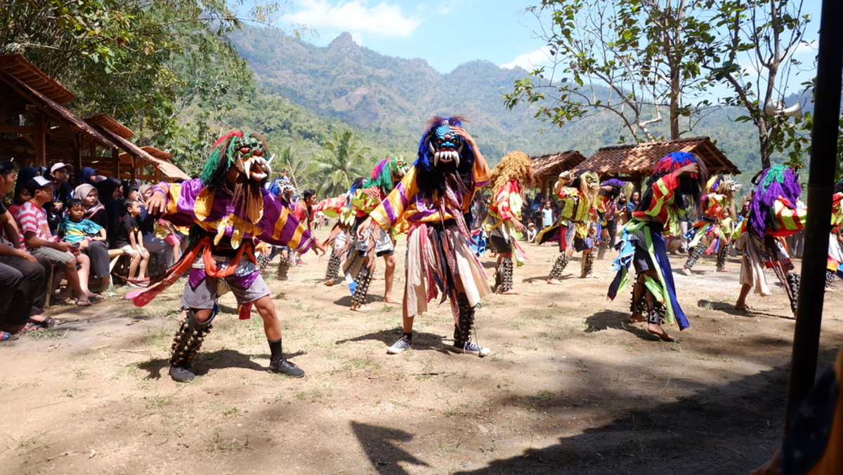 Kesenian Tari Blendrong dari Kelompok Seni Cungkir Panaragan © Eksotika Desa