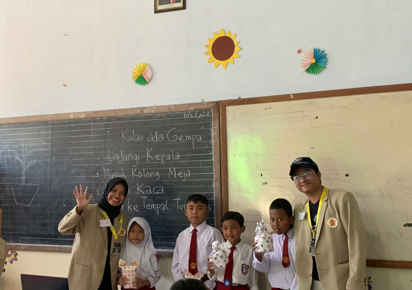 TIM KKN UGM bersama beberapa murid peserta pelatihan mitigasi bencana | Sumber: dokumentasi pribadi