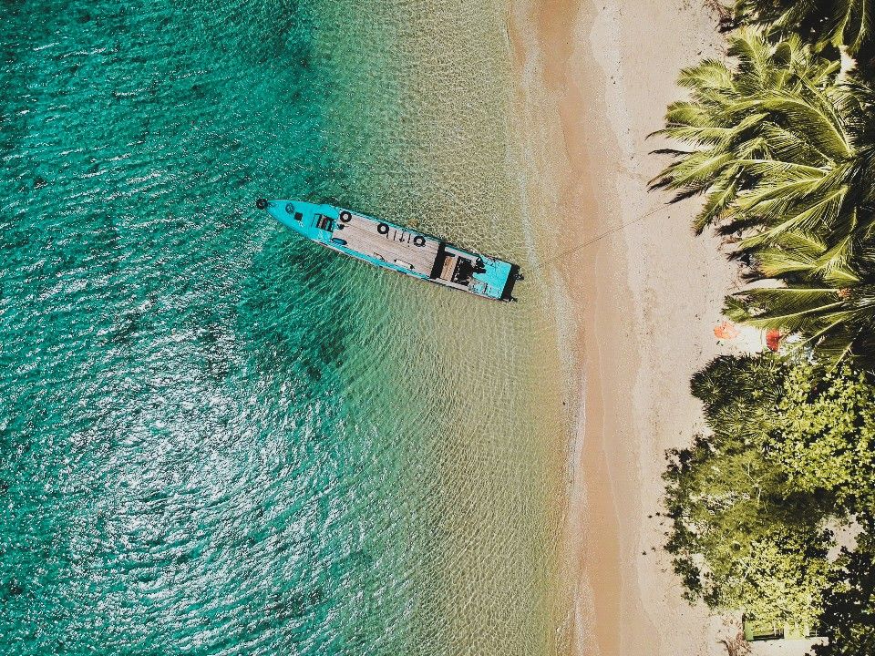 Menikmati keindahan Pulau Hatta | Sumber foto: pinterest