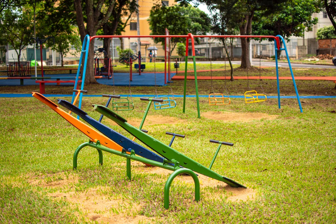 Jungkat-jungkit menggunakan prinsip tuas | pexels.com/Rodolfo Gaion