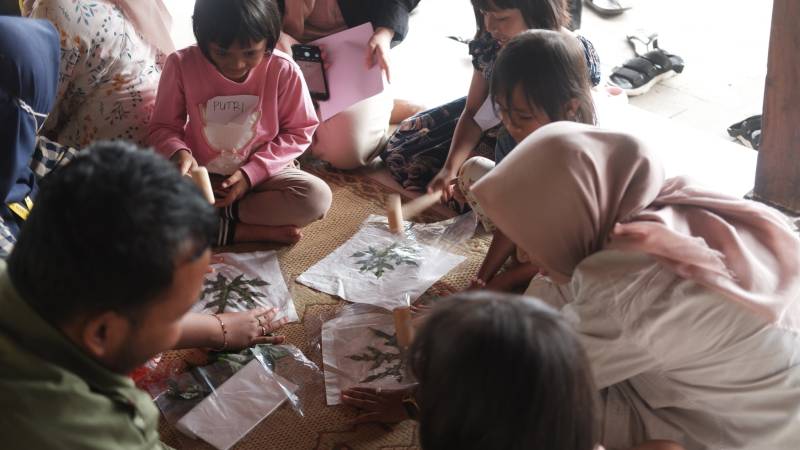 Pelatihan membuat ecoprint | Sumber: dokumentasi pribadi