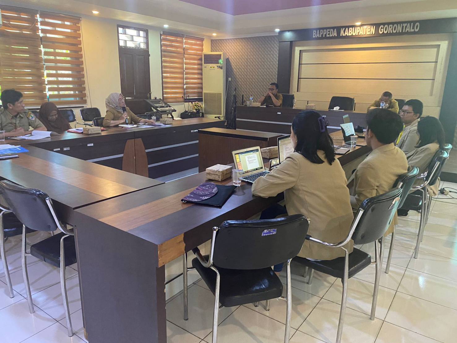 Mahasiswa KKN-PPM UGM mendiskusikan isi policy brief bersama dinas-dinas terkait | Sumber: Naura Ardya Fabian