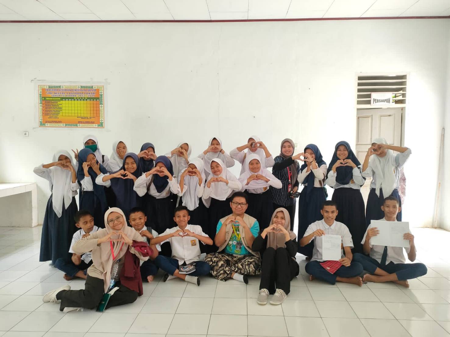 Kelas kepenulisan untuk siswa-siswi SMPN 4 Batudaa Pantai | Sumber: Audi Yoel Sumaraw