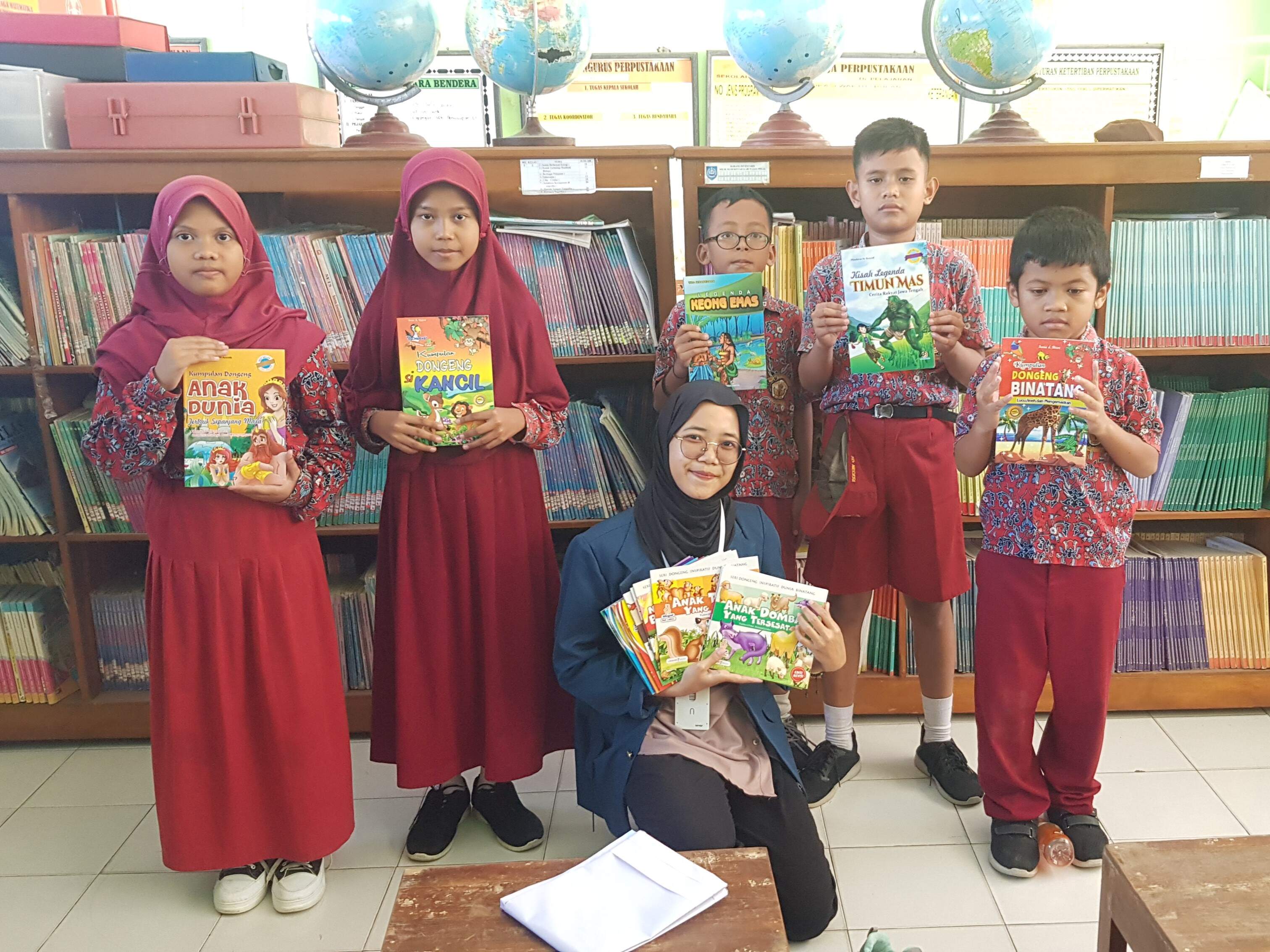 Penyerahan buku-buku cerita fiksi oleh mahasiswa KKN Undip Tim II 2023 untuk pengayaan koleksi perpustakaan SDN Penusupan 01 pada Kamis (27/07). (Sumber: dok. Pribadi)