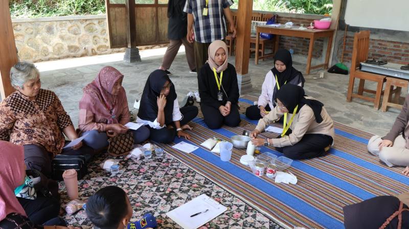 Mahasiswa KKN UGM sedang memberikan penyuluhan | Sumber: dokumentasi pribadi